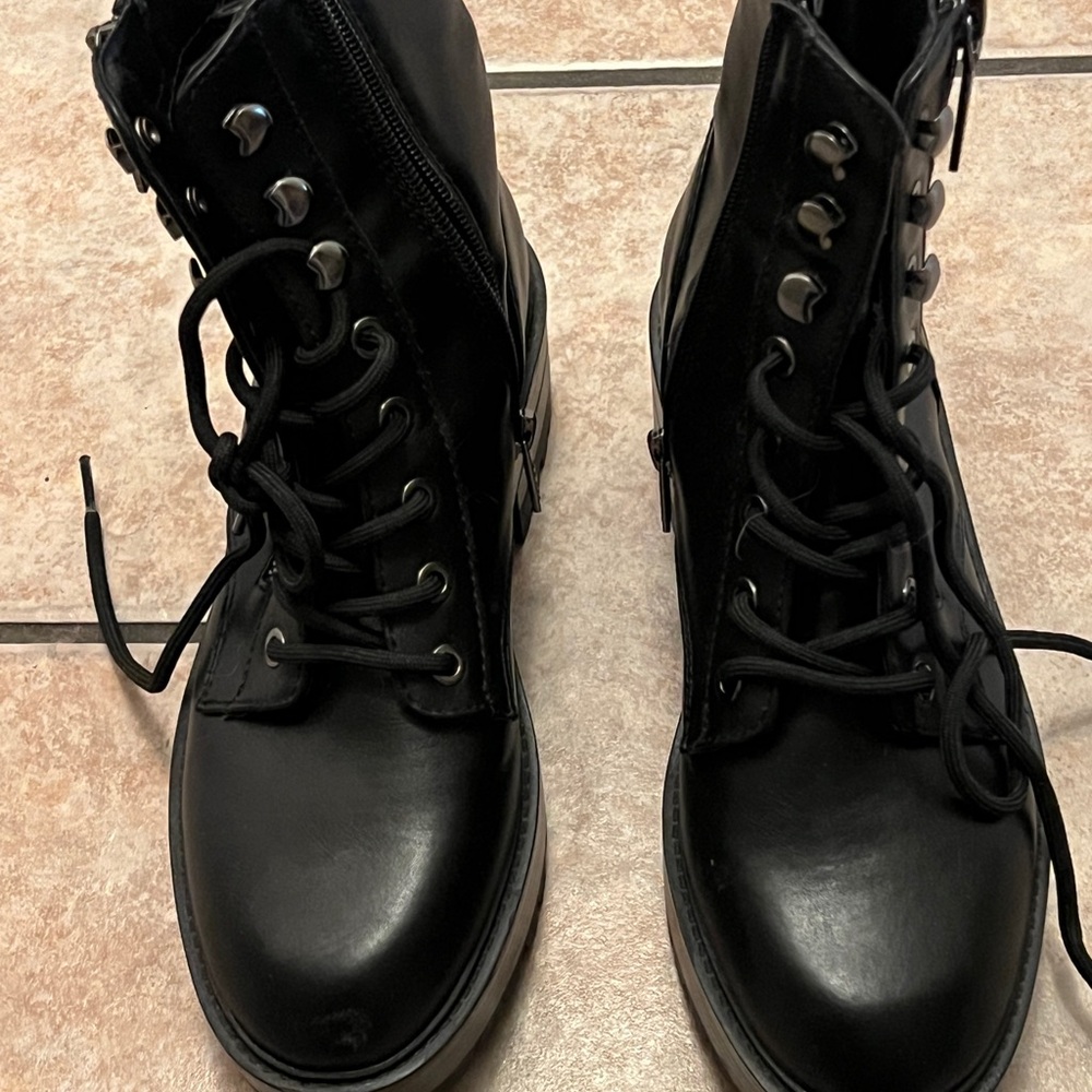 Stylish Black Lace-Up Women's Boots